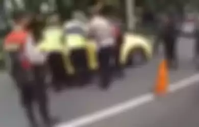 Tangkapan layar aksi nekat pengemudi VW Beetle menerobos pemeriksaan petugas di Prambanan, DIY.