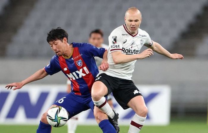 Andres Iniesta (kanan) saat memperkuat Vissel Kobe di Liga Jepang. Vissel menjadi satu-satunya tim pemakai produk jersei lokal dari Asics (6/4/2022).