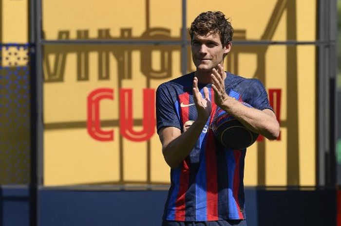 Barcelona dituduh klub divisi empat Liga Spanyol melakukan penipuan dalam transfer Marcos Alonso. 