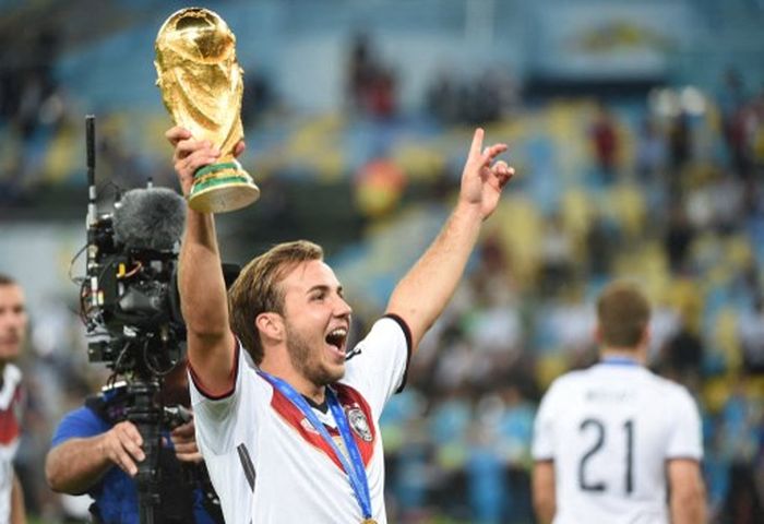 Mario Goetze berpose dengan trofi juara Piala Dunia usai membawa timnas Jerman kalahkan Brasil pada final di Rio de Janeiro (13/7/2014).