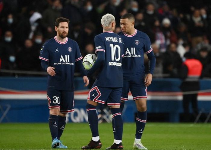 Kiri ke kanan: Lionel Messi, Neymar, dan Kylian Mbappe, merayakan gol Paris Saint-Germain kala jumpa Saint-Etienne di Parc des Princes Stadium, Paris, 26 Februari 2022.