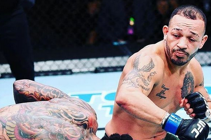 Irwin Rivera (kanan) saat berduel di oktagon UFC.