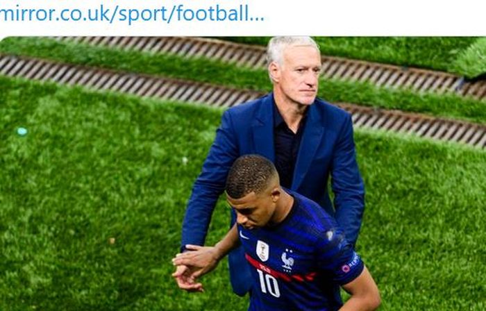 Pelatih timnas Prancis, Didier Deschamps, bersalaman dengan Kylian Mbappe seusai laga babak 16 besar EURO 2020 kontra timnas Swiss di Stadion National Arena Bucharest, Senin (28/6/2021).