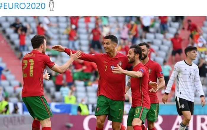 Para pemain timnas Portugal merayakan gol Cristiano Ronaldo ke gawang timnas Jerman dalam laga Grup F EURO 2020 di Stadion Football Arena, Sabtu (19/6/2021).