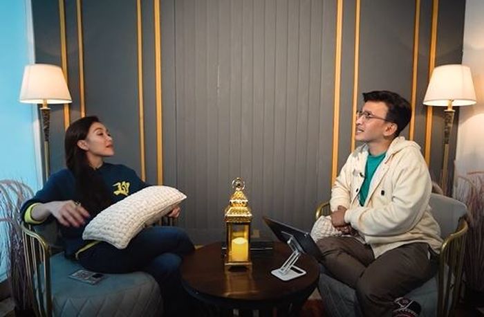 Ayu Ting Ting saat berbincang dengan Ruben Onsu