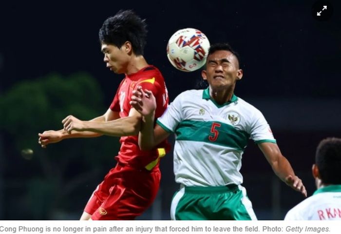 Pemain timnas Vietnam Nguyen Cong Phuong (merah) berduel dengan bek timnas Indonesia Rizky Ridho.