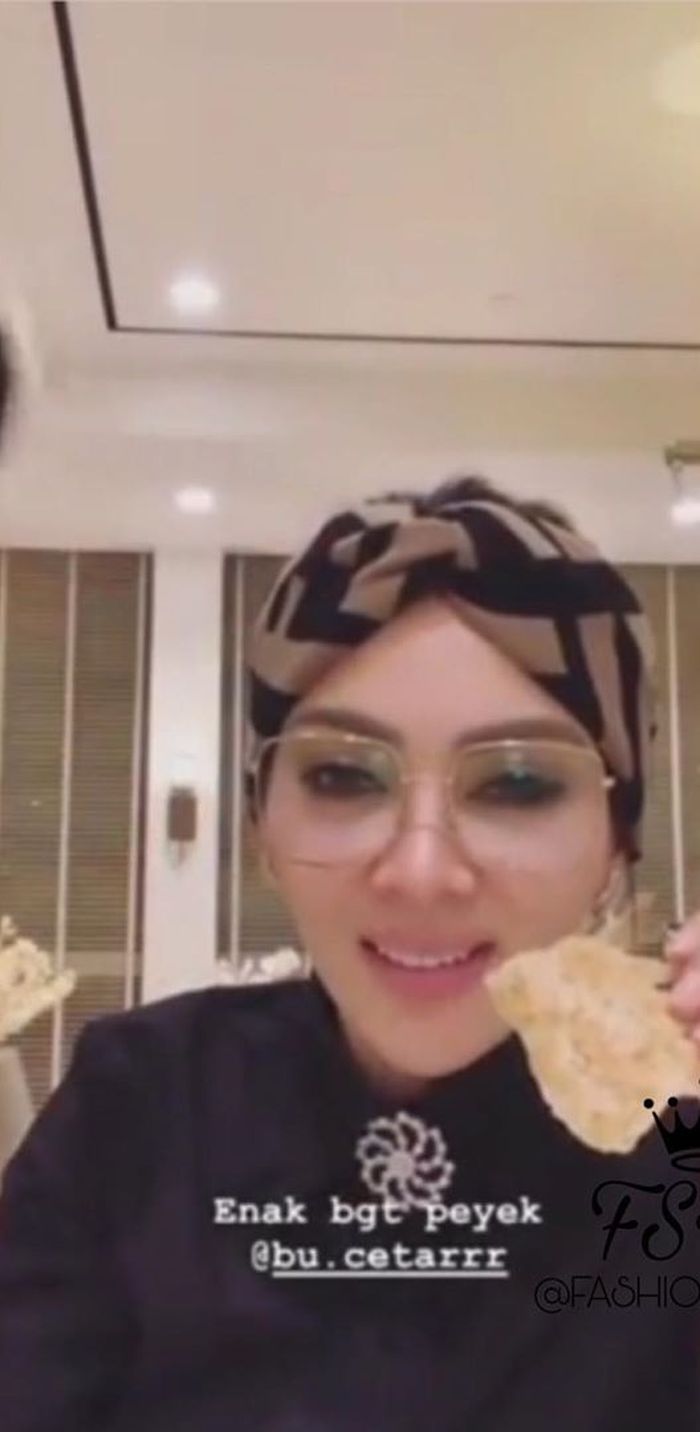 Syahrini mewarnai alisnya warna coklat, dipadu eyeshadow coklat serta eyeliner hitam yang membingkai matanya.
