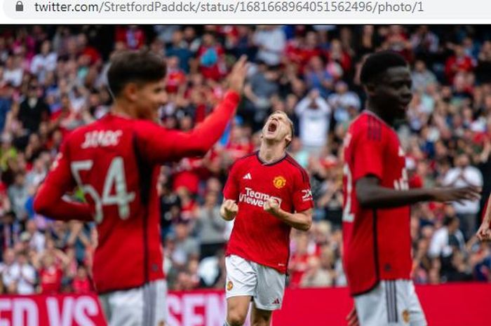 Selebrasi Donny van de Beek usai menjebol gawang Olympique Lyon, Rabu (19/7/2023) malam WIB.