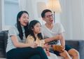 Ternyata #FamilyQuality dengan Nonton TV Bareng Si Kecil Bisa Membantu Moms Lebih Mengenal Emosi Mereka Lo, Ini Penjelasannya