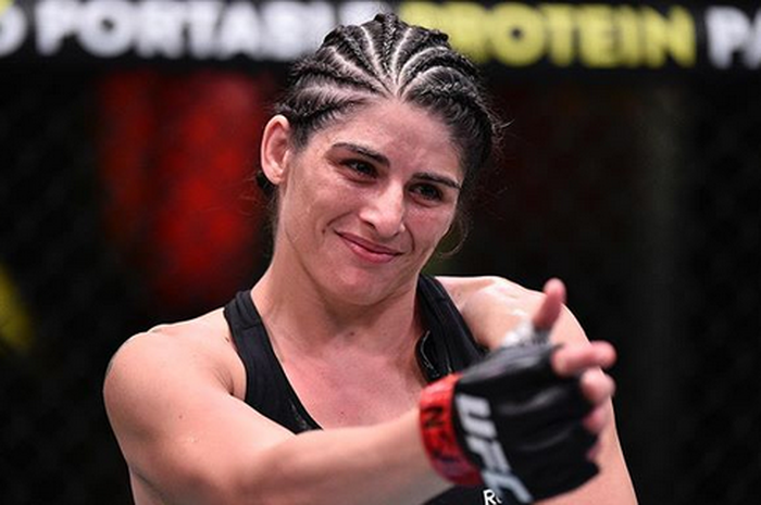 Petarung wanita kelas bantam, Julia Avila berhasil membuat rekor pertarungan tercepat dalam UFC Vegas 2 Minggu (10/6/2020) pagi WIB. 