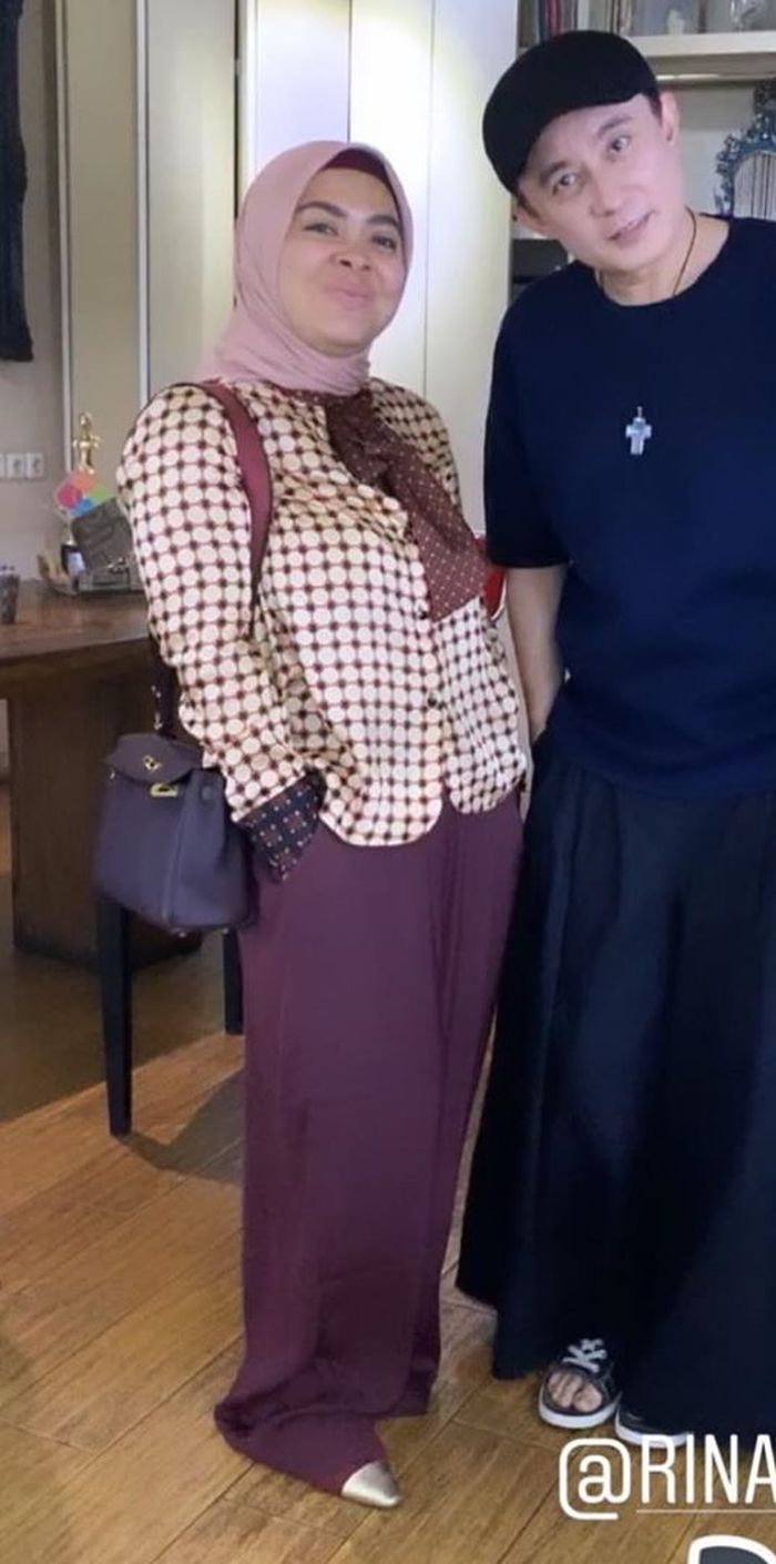 Tampilan Aisyahrani saat foto abreng desainer RInaldy Yunardi ini tuai bully netizen