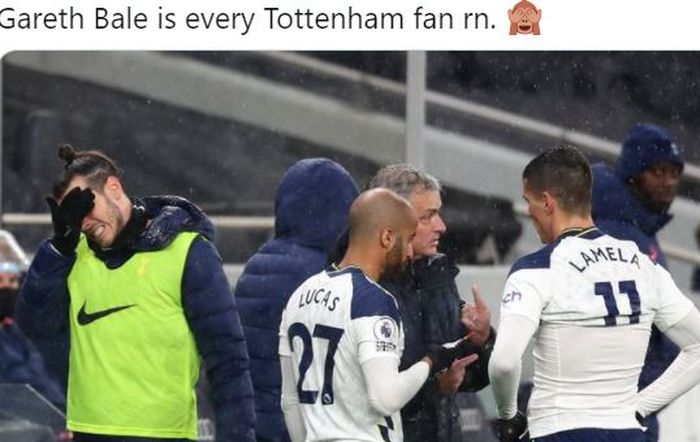 Pelatih Tottenham Hotspur, Jose Mourinho, memberikan arahan kepada Lucas Moura dan Erik Lamela dalam laga Liga Inggris kontra Chelsea di Tottenham Hotspur Stadium, Kamis (4/2/2021).