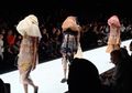 Tutup Hari ke-2 Jakarta Fashion Week 2019, Toton Januar Tampilkan Koleksi Unik dengan Manfaatkan Limbah