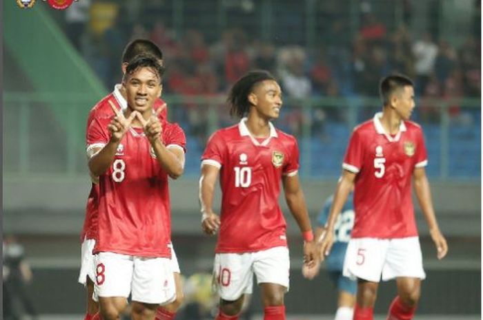 Para pemain Timnas U-19 Indonesai merayakan gol yang tercipta saat melawan Brunei Darussalam pada Senin (4/7/2022).