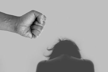 Suami mencekik istri hingga tewas akibat cemburu. Kenali tanda-tanda cemburu yang tidak sehat.