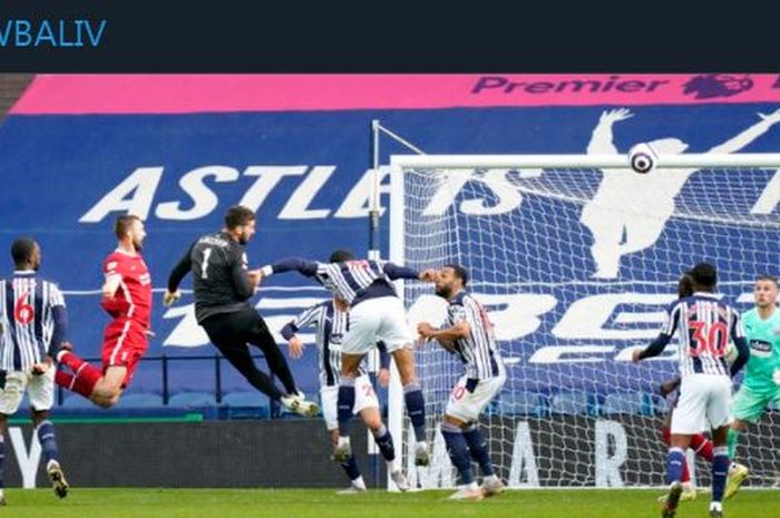 Alisson Becker mencetak gol penentu kemenangan Liverpool kala bertamu ke markas West Bromwich Albion pada pekan ke-36 Liga Inggris 2020-2021.