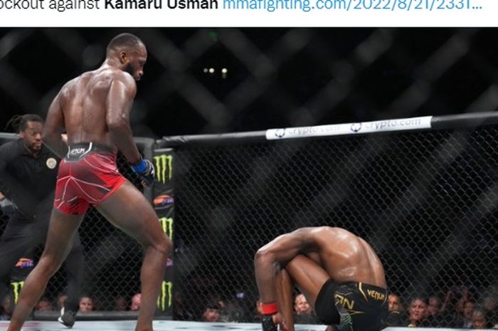 Momen Kamaru Usman tersungkur karena tendangan dari Leon Edwards pada UFC 278, Minggu saing (21/8/2022) WIB di Utah, AS.