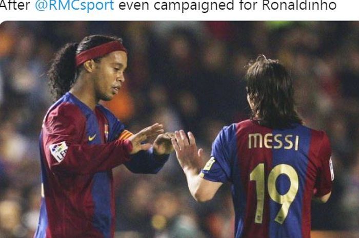 Ronaldinho dan Lionel Messi beraksi dalam balutan seragam Barcelona.