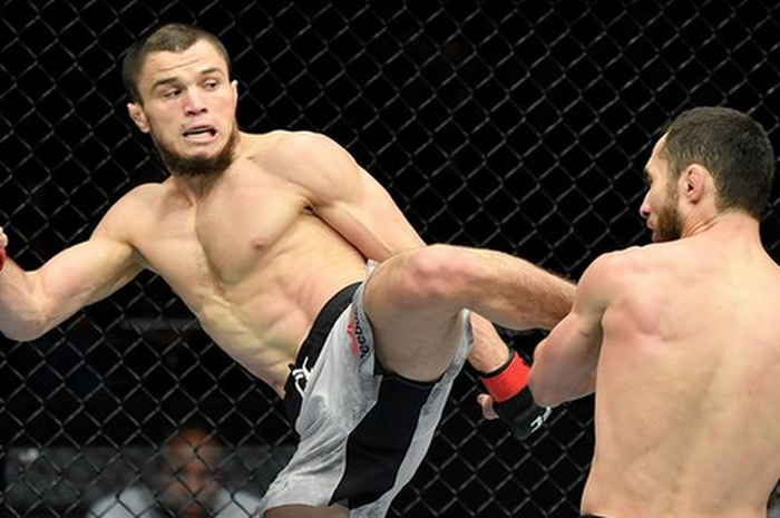 Aksi Umar Nurmagomedov (kiri) kala menyepak Sergey Morozov (kanan) ada UFC Fight Island 8 (20/1/2020).