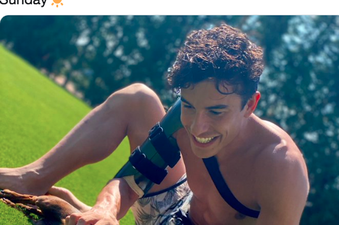 Marc Marquez mengalami cedera dislokasi bahu dan permasalahan penglihatan ganda pada matanya yang ia alami musim lalu.