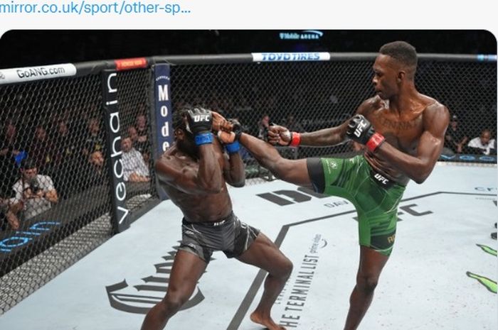 Aksi Israel Adesanya (kanan) dalam duel menghadapi Jared Cannonier pada UFC 276, Minggu )3/7/2022) WIB di T-Mobile Arena, Las Vegas, AS.