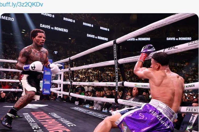 Momen duel tinju Gervonta Davis (kiri) lawan Rolando Romero (kanan) pada Sabtu (28/5/2022).