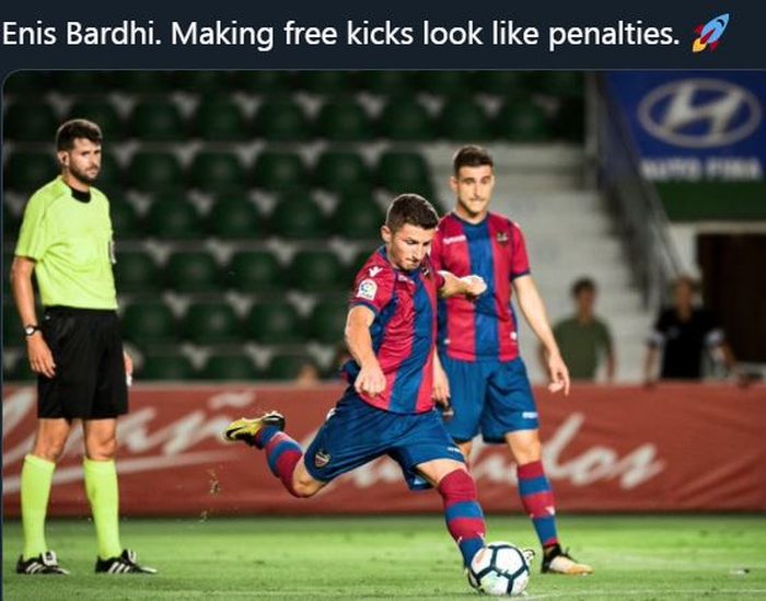Enis Bardhi saat menendang free-kick di klub Levante.