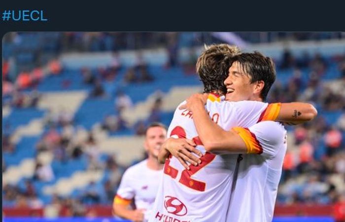Eldor Shomurodov merayakan gol utuk AS Roma bersama Nicolo Zaniolo dalam laga UEFA Conference League kontra Trabzonspor.