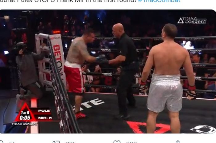 Momen bentrokan monster tinju kelas berat, Kubrat Pulev melawan eks raja UFC, Frank Mir pada Triller's Triad Combat, Minggu (28/11/2021) WIB,