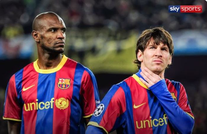 Ekspresi Eric Abidal dan Lionel Messi saat menjadi rekan setim di Barcelona.