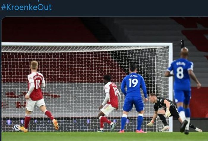 Kiper Arsenal, Bernd Leno, melakukan gol bunuh diri dalam laga Liga Inggris versus Everton, 23 April 2021.