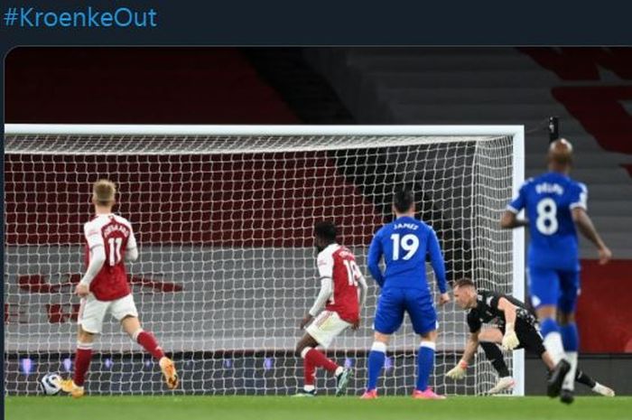 Kiper Arsenal, Bernd Leno, melakukan gol bunuh diri dalam laga Liga Inggris versus Everton, 23 April 2021.