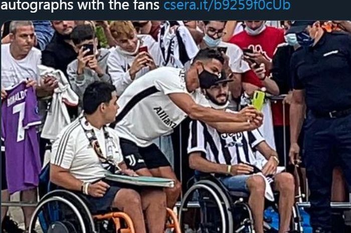 Cristiano Ronaldo melakukan swafoto dengan fan disabilitas setibanya di markas Juventus, 26 Juli 2021.