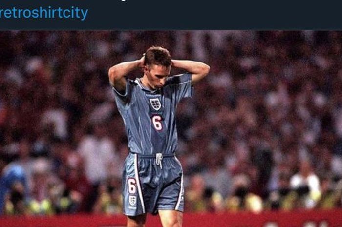 Gareth Southgate setelah gagal jebol gawang dalam adu penalti duel Inggris vs Jerman di Euro 1996.