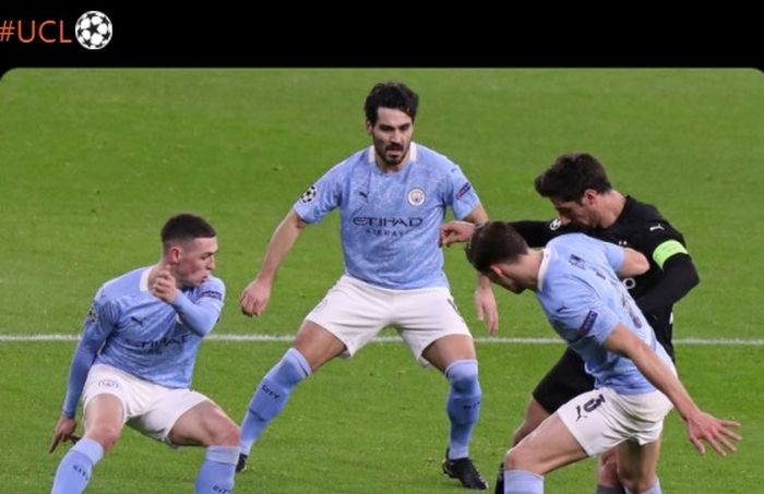 Tiga pemain Manchester City, Phil Foden, Ilkay Guendogan, dan Ruben Dias mengepung kapten Borussia Moenchengladbach, Lars Stindl, dalam laga leg kedua babak 16 besar Liga Champions di Stadion Puskas Arena, Selasa (16/3/2021).