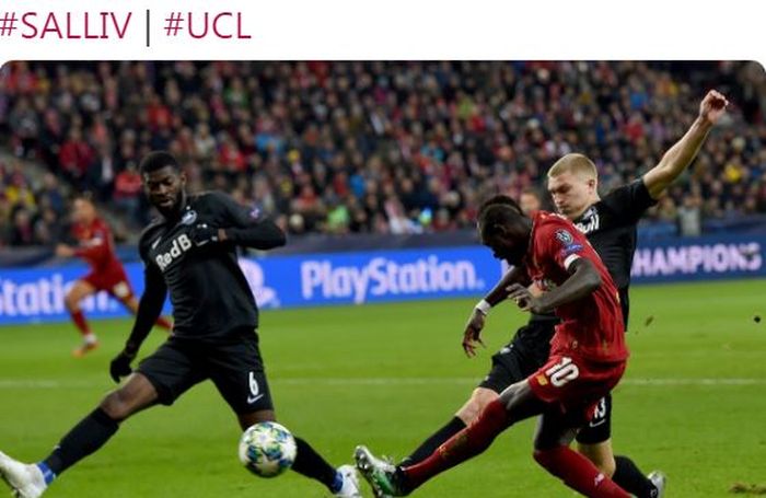 Penyerang Liverpool, Sadio Mane, melepaskan tendangan dalam laga Grup E Liga Champions melawan Salzburg di Stadion Salzburg, Selasa (10/12/2019).