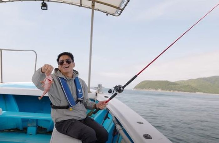 Ariel NOAH berhasil dapat ikan saat memancing di Osaka, Jepang