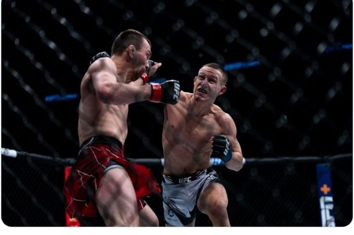 Momen pertarungan Kai Kai-France (kanan), melawan Askar Aksarov (kiri) pada UFC Columbus (27/3/2022) waktu Indonesia.