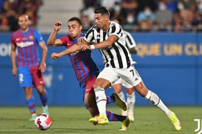Megabintang Juventus, Cristiano Ronaldo, beraksi dalam laga Trofeo Joan Gamper kontra Barcelona di Stadion Johan Cruyff, Minggu (8/8/2021).