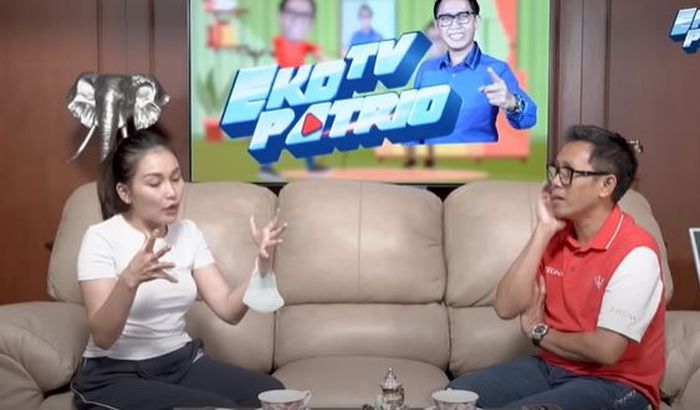 Ayu Ting Ting saat berbincang dengan Eko Patrio minta dicarikan jodoh
