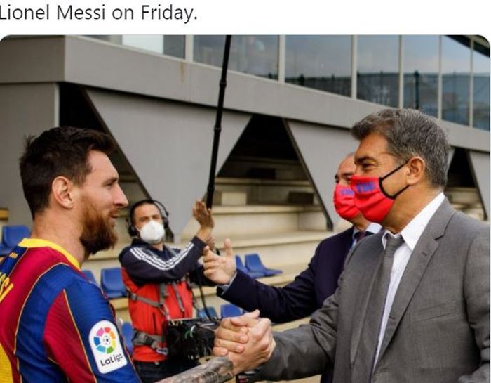 Lionel Messi bersalaman dengan Presiden Barcelona, Joan Laporta.