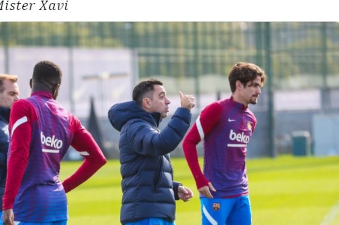 Pelatih Barcelona, Xavi Hernandez, dalam sesi latihan.