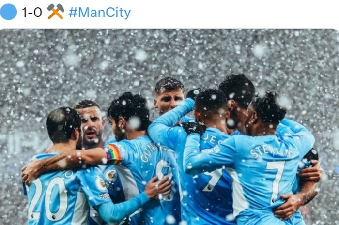 Diwarnai hujan salju, Ilkay Guendogan  membawa Manchester City unggul atas West Ham United pada babak pertama.