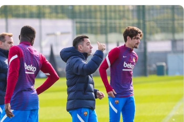 Pelatih anyar Barcelona, Xavi Hernandez, memberikan pesan untuk para pemain Blaugrana seusia menggelar latihan perdana.