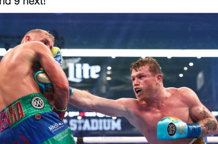 Billy Joe Saunders (kiri) dan Canelo Alvarez (kanan) dalam pertandingan tinju kelas menengah Super WBO di AT&amp;T Stadium, Amerika Serikat, Minggu (9/5/2021) WIB.