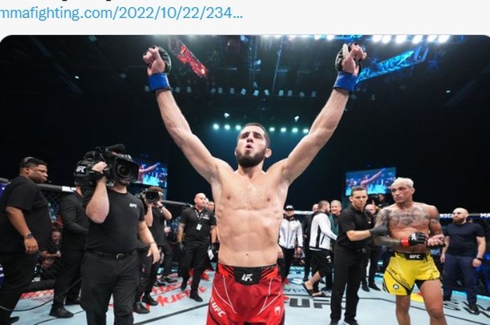 Jagoan kelas ringan, Islam Makhachev saat dinyatakan menang di UFC 280.