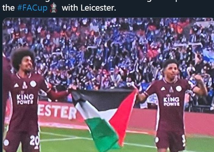 Hamza Choudhury (kiri) dan Wesley Fofana membentangkan bendera Palestina dalam perayaan gelar Piala FA Leicester City, 15 Mei 2021.