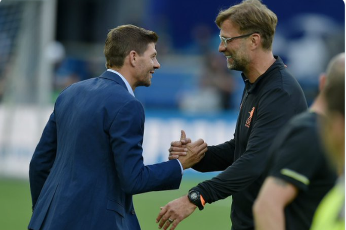 Legenda Liverpool, Steven Gerrard (Kiri) saat bersalaman dengan Juergen Klopp.