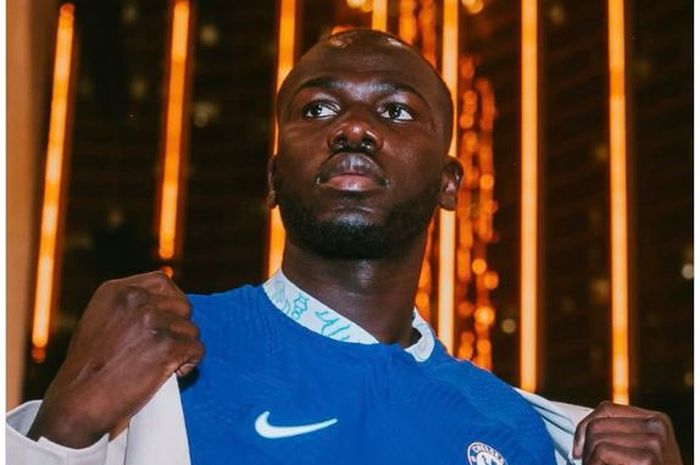 Bek tengah Chelsea yang baru, Kalidou Koulibaly, telah resmi diumumkan pada Sabtu (16/7/2022).