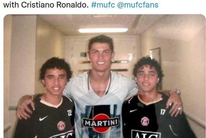 Cristiano Ronaldo (tengah) diapit dua mantan pemain Manchester United, Rafael dan Fabio da Silva.
